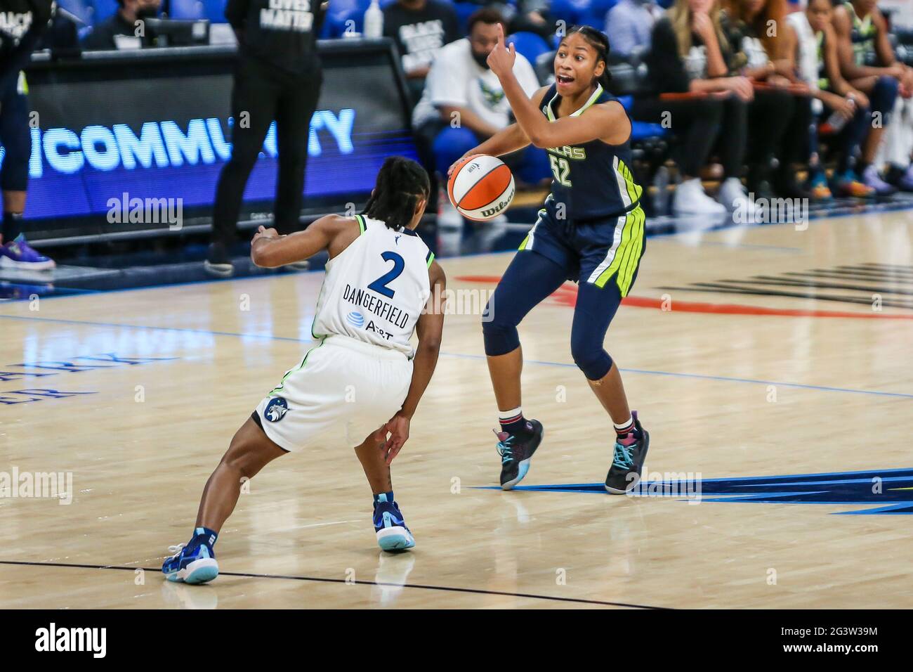 Arlington, Texas, États-Unis. 17 juin 2021. Les gardes des ailes de Dallas Tyasha Harris (52) et le Minnesota Lynx gardent Crystal Dangerfield (2) en action pendant le match entre les Lynx du Minnesota et les ailes de Dallas à l'arène College Park Center à Arlington, Texas. Crédit : Dan Wozniak/ZUMA Wire/Alay Live News Banque D'Images