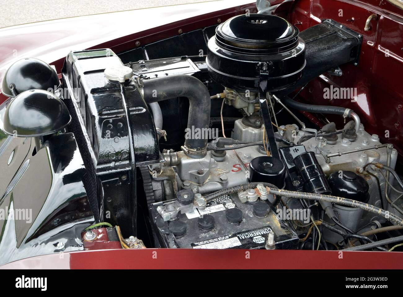 Une Chrysler Spitfire six à tête plate alimente une berline Windsor quatre portes 1949. Banque D'Images