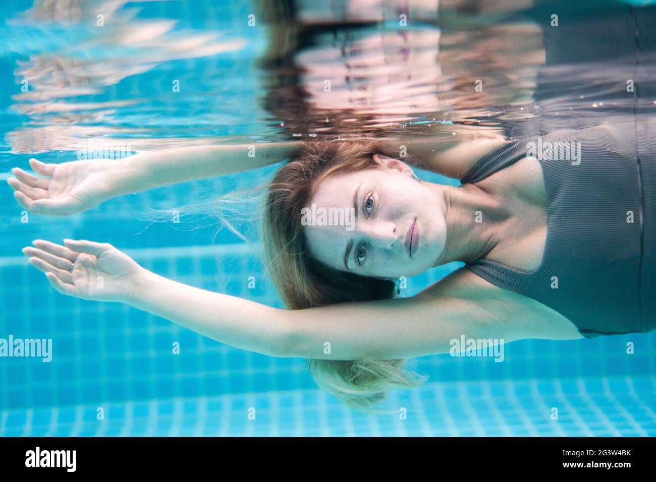 Belle femme posant sous l'eau Banque D'Images