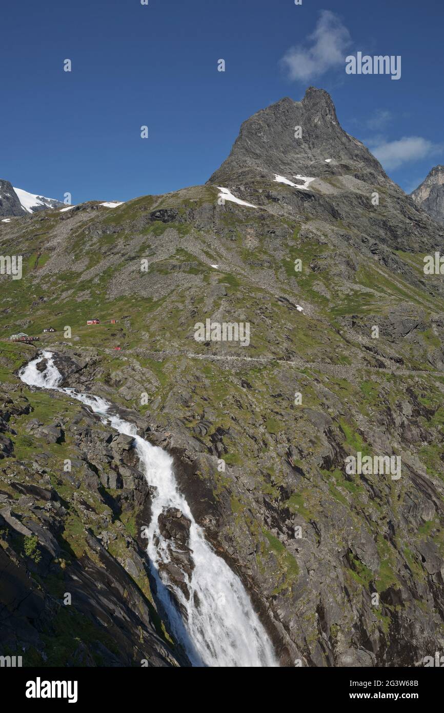 Vue sur Trollstigen ou Trolls Path qui est une route de montagne en serpentin en Norvège Banque D'Images