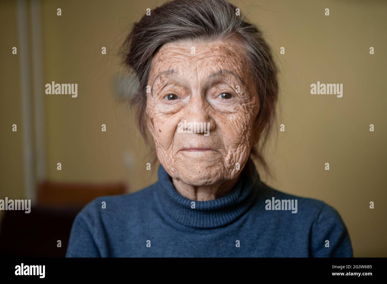 femme âgée de 90 ans mignonne avec cheveux gris et rides visage