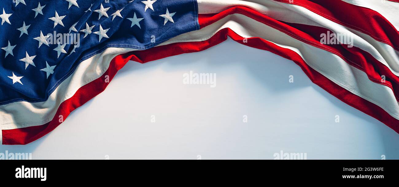 Drapeau AMÉRICAIN sur la texture de peinture blanche. 4 juillet USA Independence Day bannière copie espace Banque D'Images