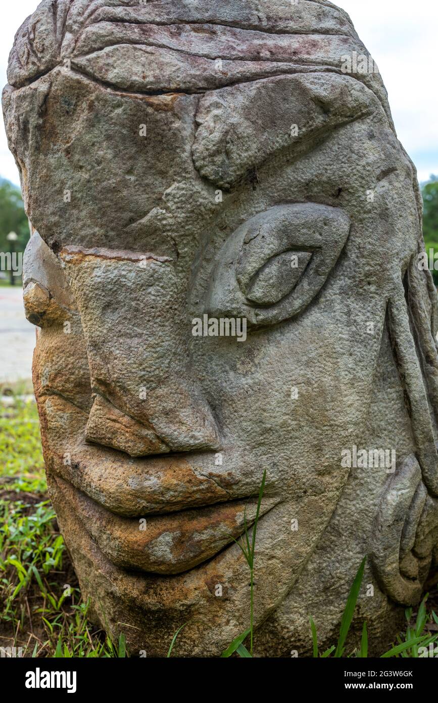 Image culte sculptée dans le rocher de Sarawak sur Bornéo Banque D'Images