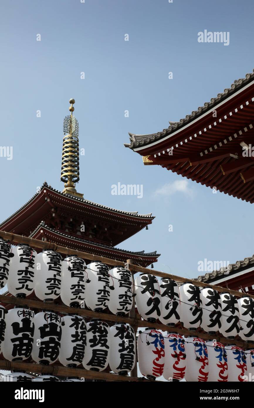 Bâtiment du Temple et lanternes traditionnelles en papier à Senso Ji - Asakusa - Tokyo Japon (Temple Asakusa Kannon) Banque D'Images