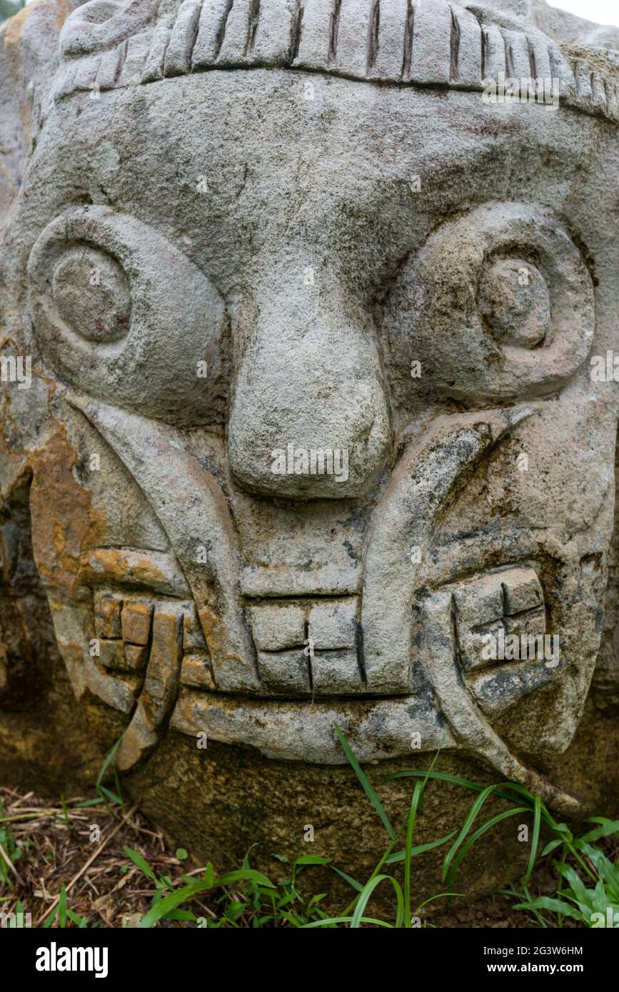 Image culte sculptée dans le rocher de Sarawak sur Bornéo Banque D'Images
