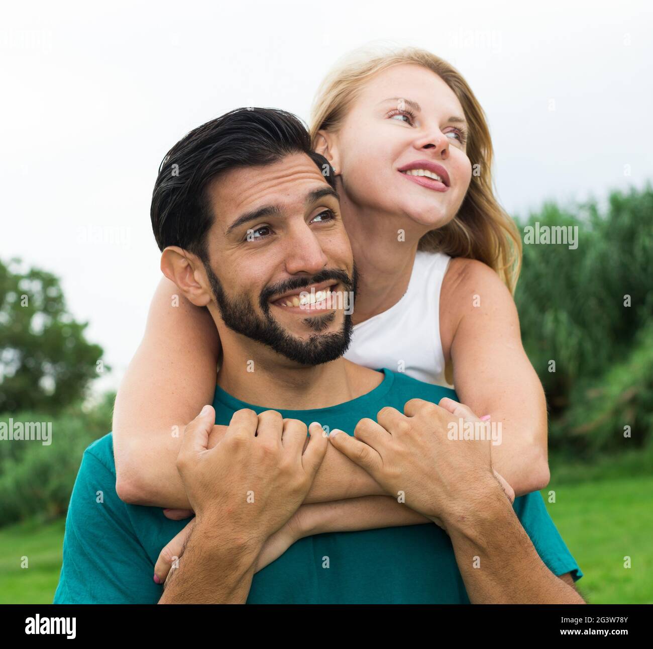 Portrait d'un couple souriant qui regarde la nature Banque D'Images