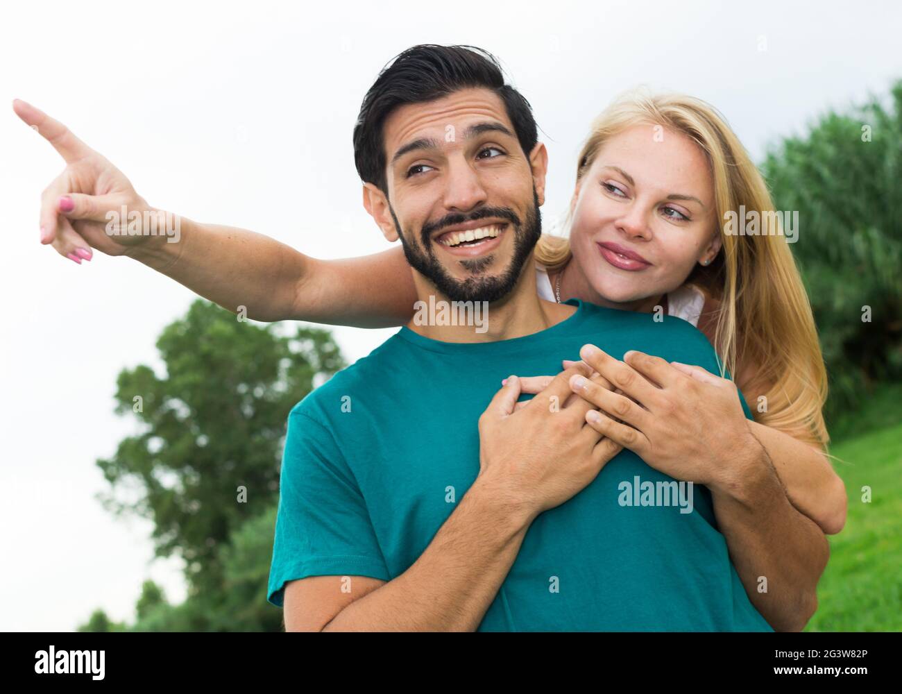 Portrait d'un homme avec une petite amie qui regarde la nature ensemble Banque D'Images