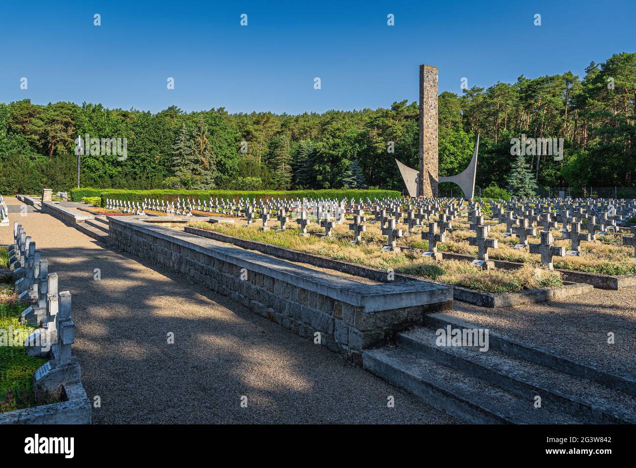 Monument et rangées de tombes. Cimetière militaire des soldats tombés de la 1ère Armée polonaise Banque D'Images