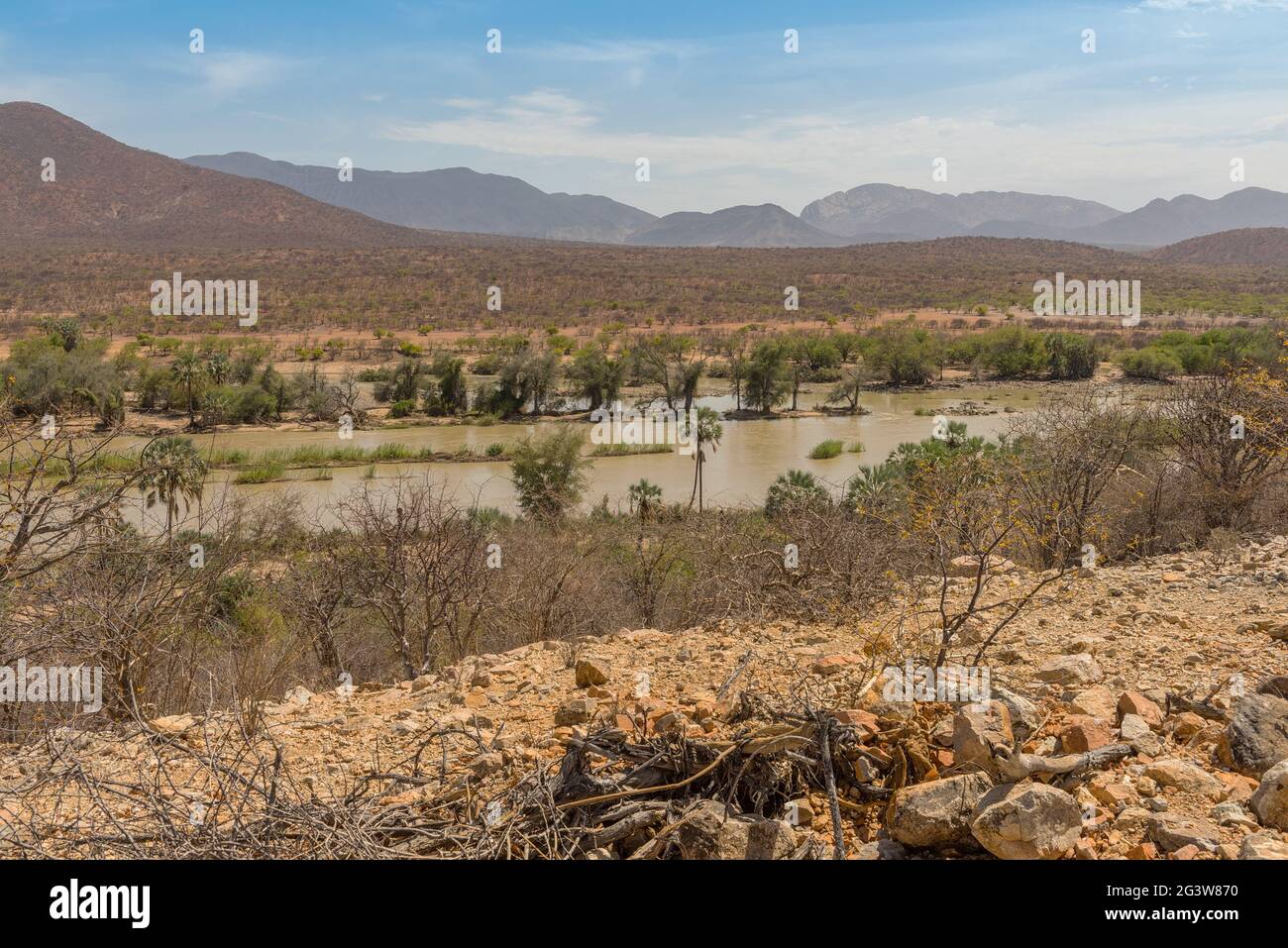 Vue sur le paysage de la rivière Kunene, la rivière frontalière entre la Namibie et l'Angola Banque D'Images