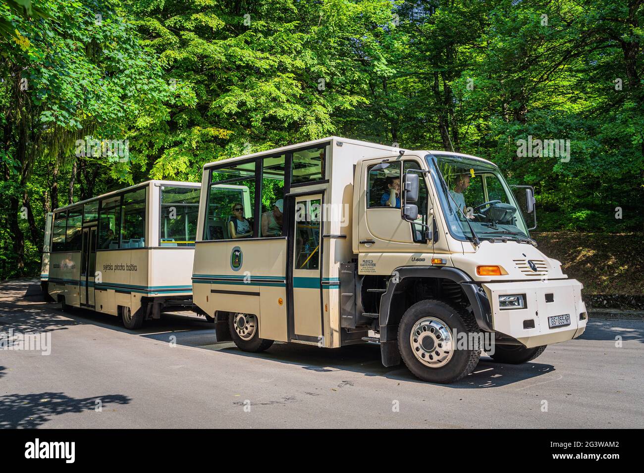 Mercedes Unimog utilisé pour le transport touristique dans le parc national de Plitvicka Jezera Banque D'Images