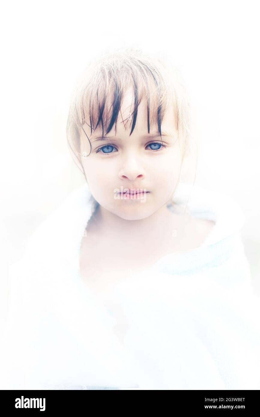 Une belle petite fille ange avec des yeux bleus sans fathomless. Portrait d'un enfant innocent Banque D'Images