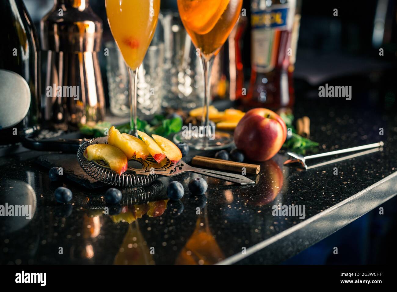 Plusieurs cocktails alcoolisés au bar dans différents verres. Décoration cocktail : citron vert, menthe, orange Banque D'Images