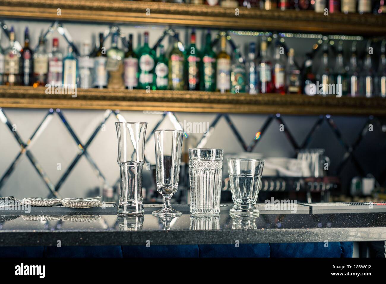 Comptoir avec verres vides. Assortiment de verres vides et de cocktails au bar et au restaurant. Verres pour cottes alcoolisées Banque D'Images