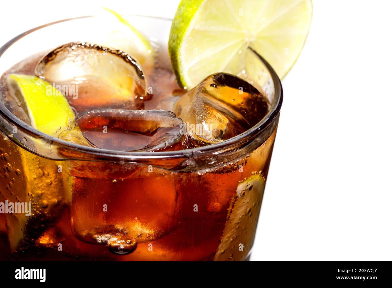 Cocktail - whisky avec cola et glace. Tranche de citron sur un verre. Cocktail alcoolisé dans un verre sur fond blanc. Isolé. Banque D'Images