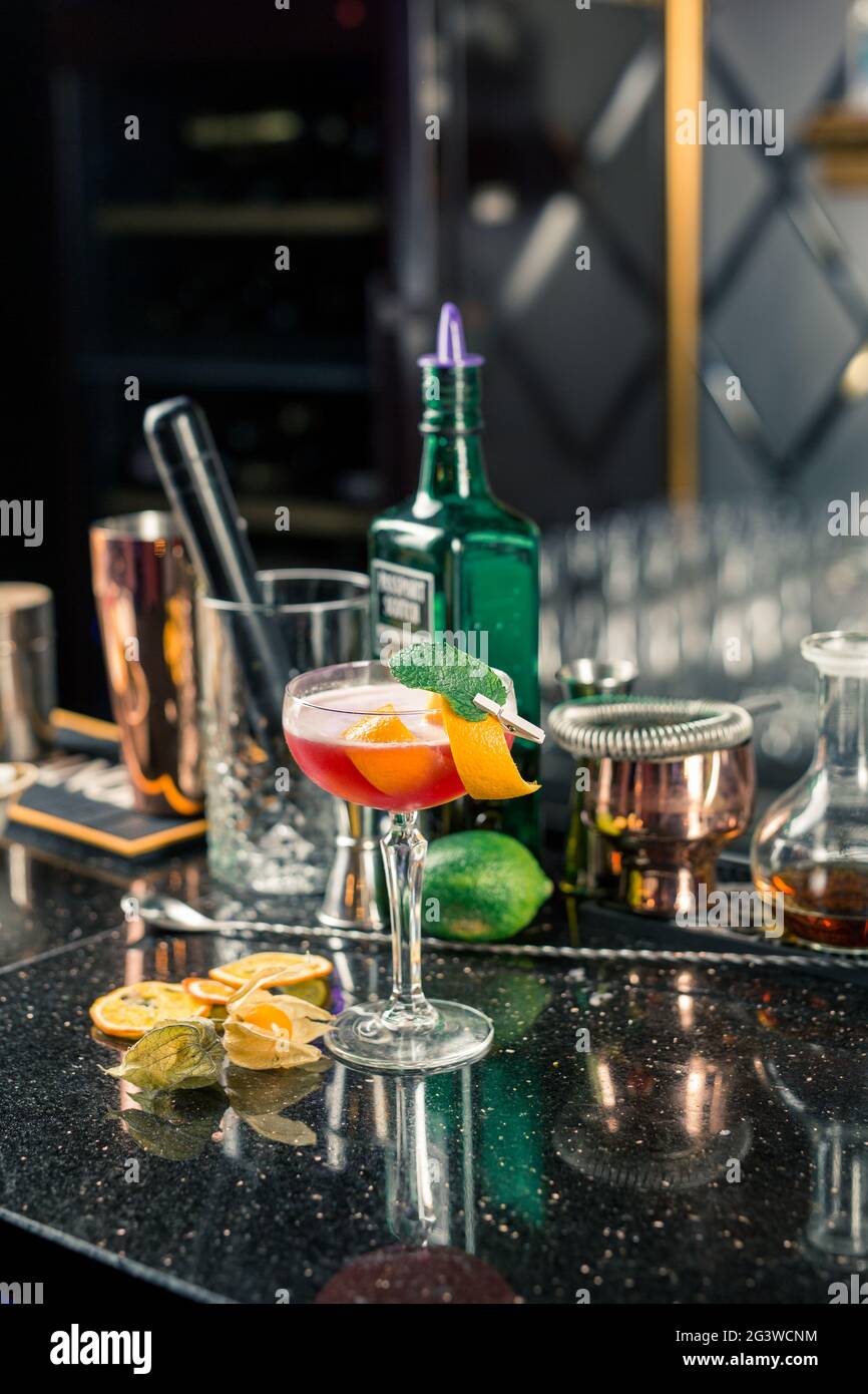 Plusieurs cocktails alcoolisés au bar dans différents verres. Décoration cocktail : citron vert, menthe, orange Banque D'Images