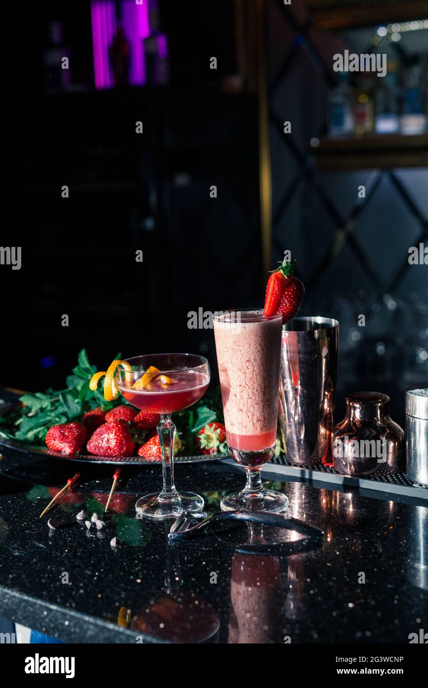 Plusieurs cocktails alcoolisés au bar dans différents verres. Décoration cocktail : citron vert, menthe, orange Banque D'Images