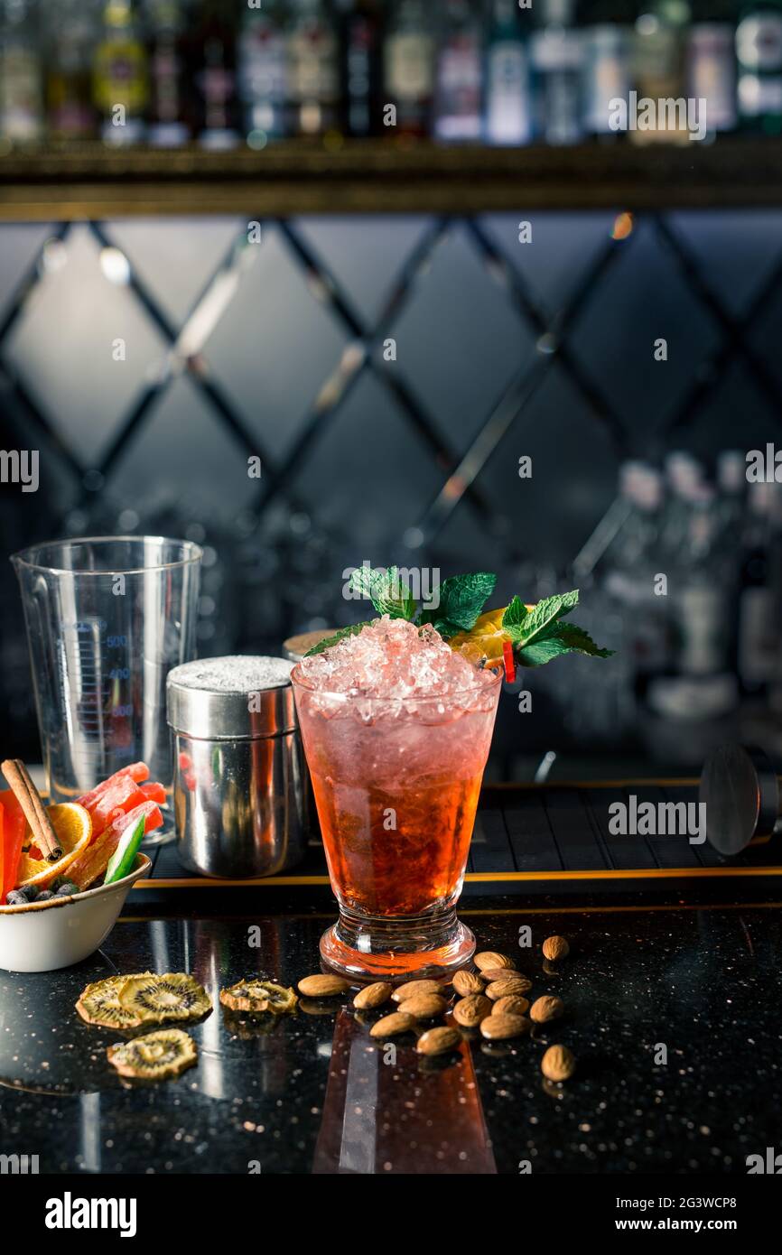 Plusieurs cocktails alcoolisés au bar dans différents verres. Décoration cocktail : citron vert, menthe, orange Banque D'Images