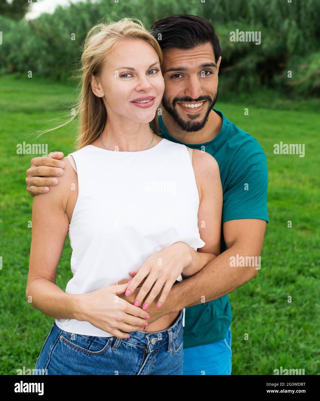 Portrait d'un homme avec une petite amie qui se repose ensemble Banque D'Images