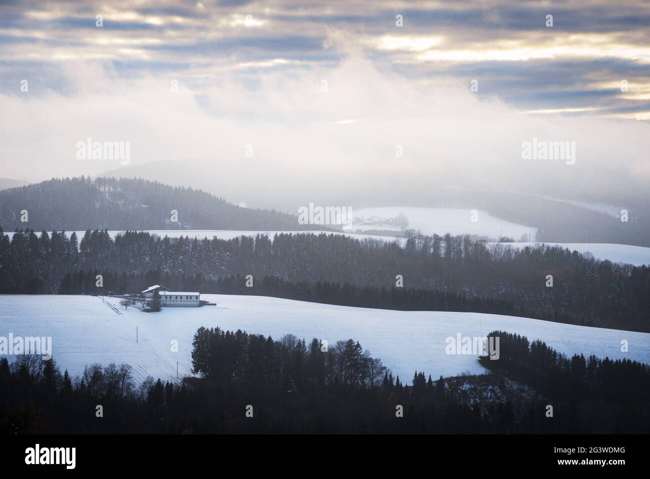 Paysage avec ferme de solitude dans les collines de la basse-autriche en hiver Banque D'Images