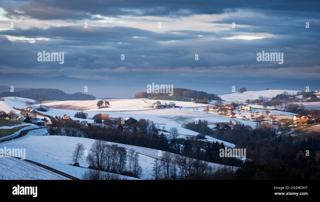 Paysage avec ferme de solitude dans les collines de la basse-autriche en hiver Banque D'Images