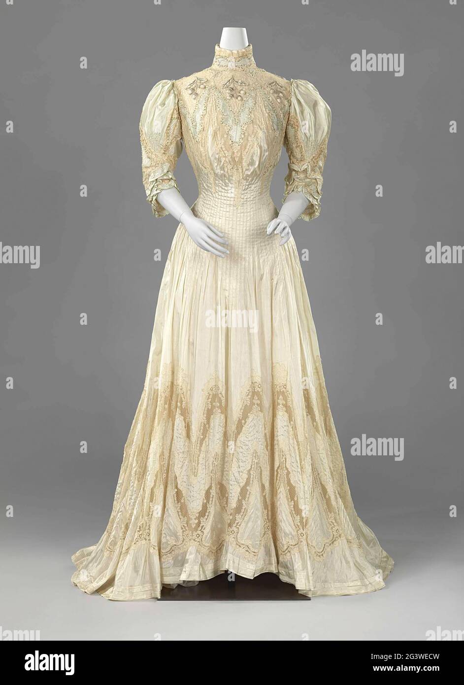 Teagown. A partir de 1900, les femmes portaient une robe moins formelle à la  maison, également appelée robe de soirée. Le modèle exposé ici est appelé  robe princesse et suit les courbes