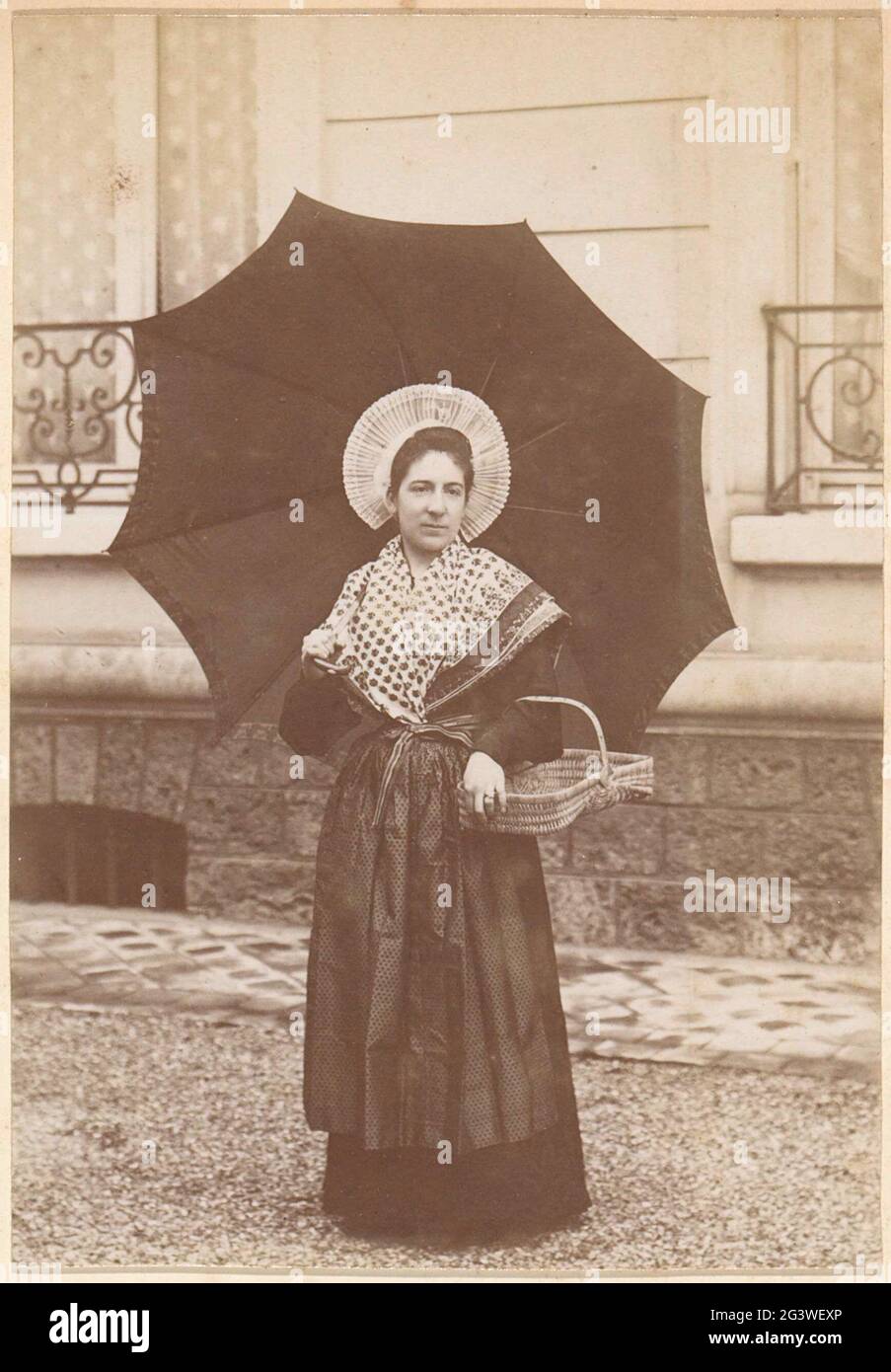 Portrait d une fran aise en v tements traditionnels avec ch le