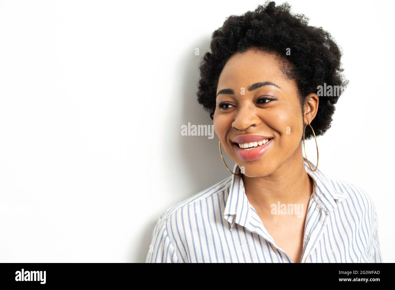 Portrait d'une jeune femme afro-américaine souriante. Bonne femme d'affaires noire sur fond blanc. Banque D'Images