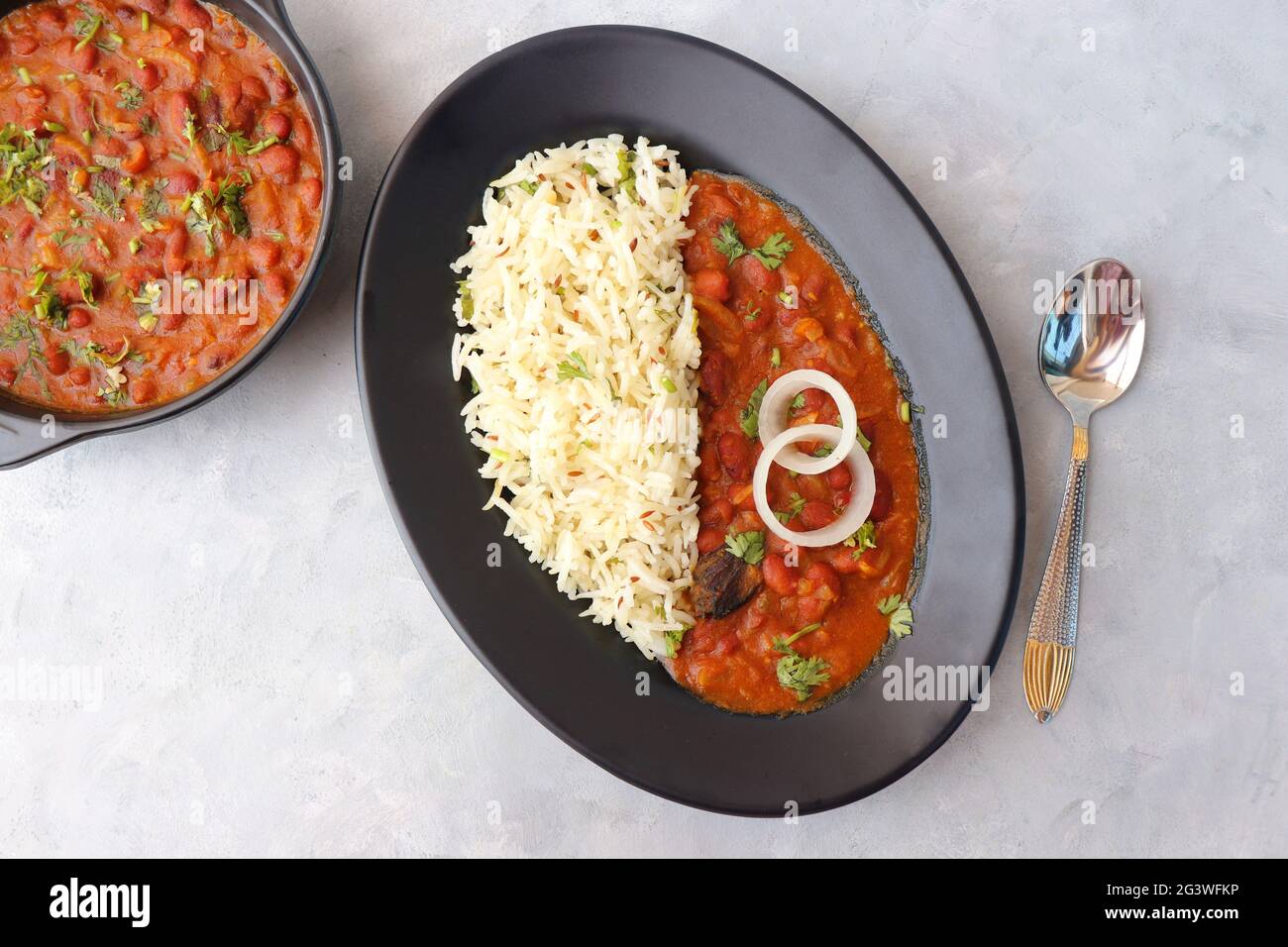 Rajma Chawal est une nourriture populaire du nord de l'Inde. Rajma est un haricot rouge cuit avec des oignons, des tomates et un mélange spécial d'épices. Banque D'Images