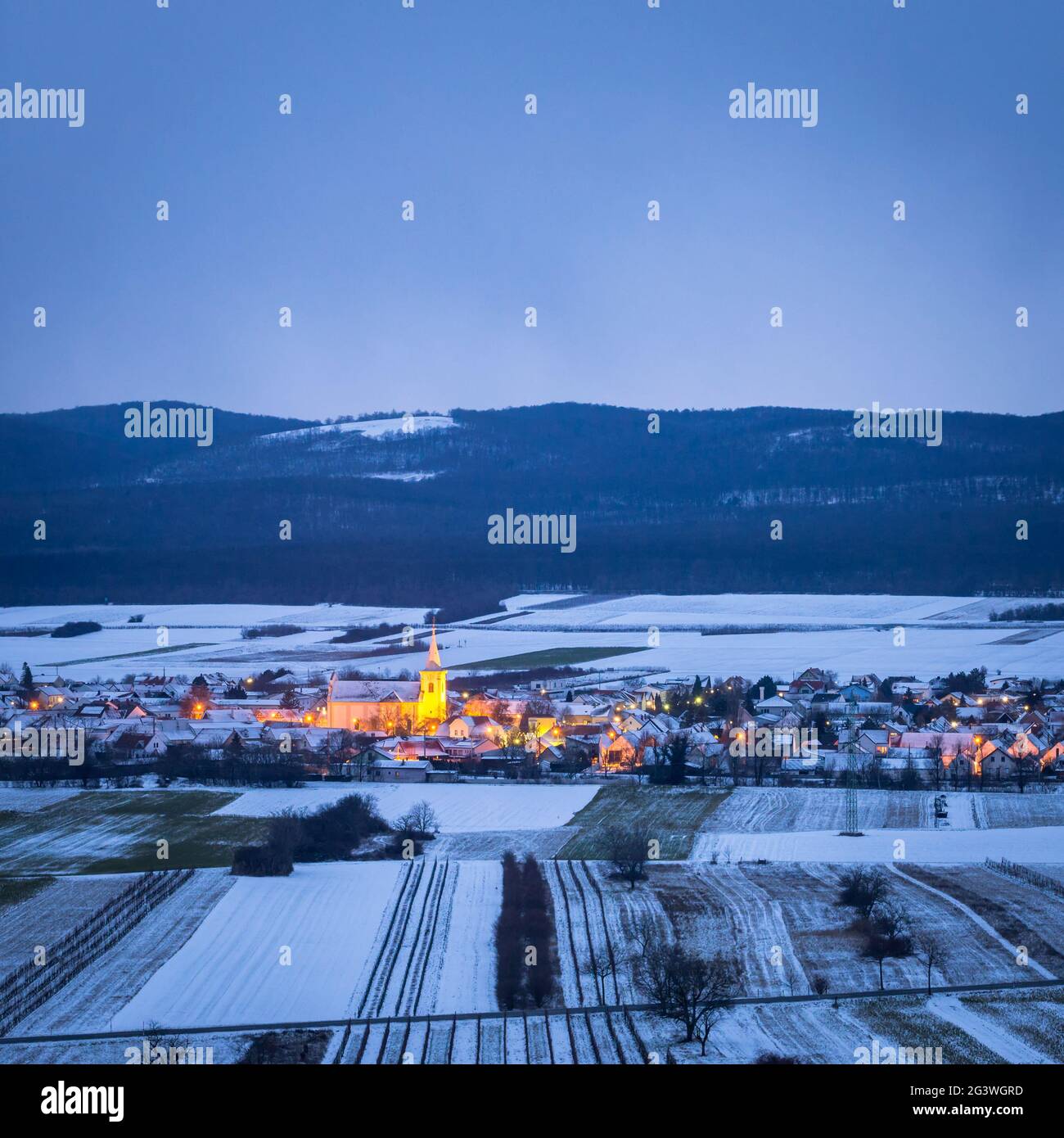 Petit village de Burgenland en hiver avec neige Banque D'Images
