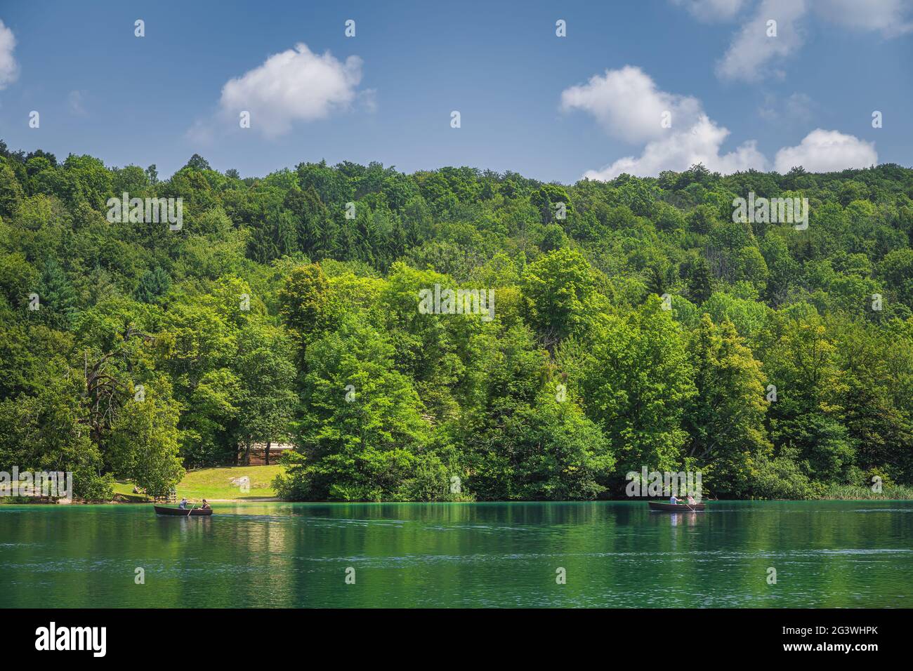 Les touristes pagayent dans deux bateaux sur le lac à Plitvice Lakes Banque D'Images
