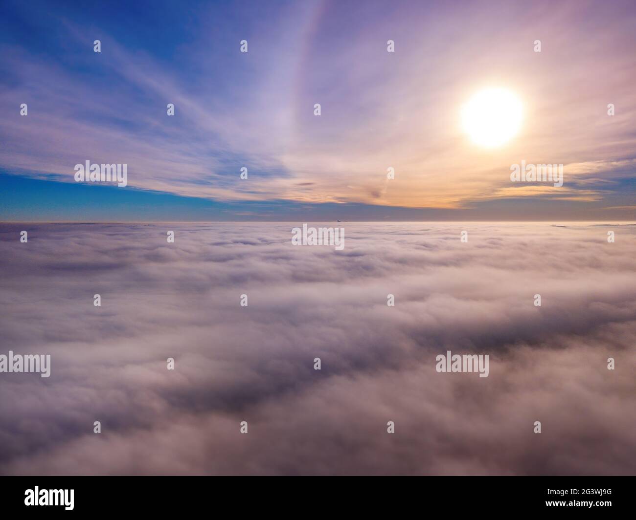 Photo aérienne au-dessus du brouillard ou des nuages blancs Banque D'Images