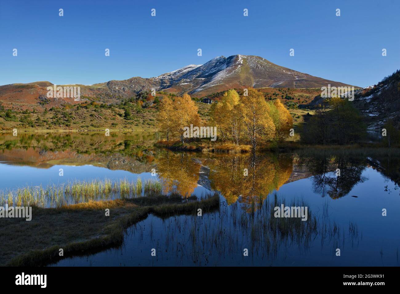 FRANCE. ARIÈGE (09) ARIÈGE PYRÉNÉES. ETANG DE LERS À L'AUTOMNE Banque D'Images