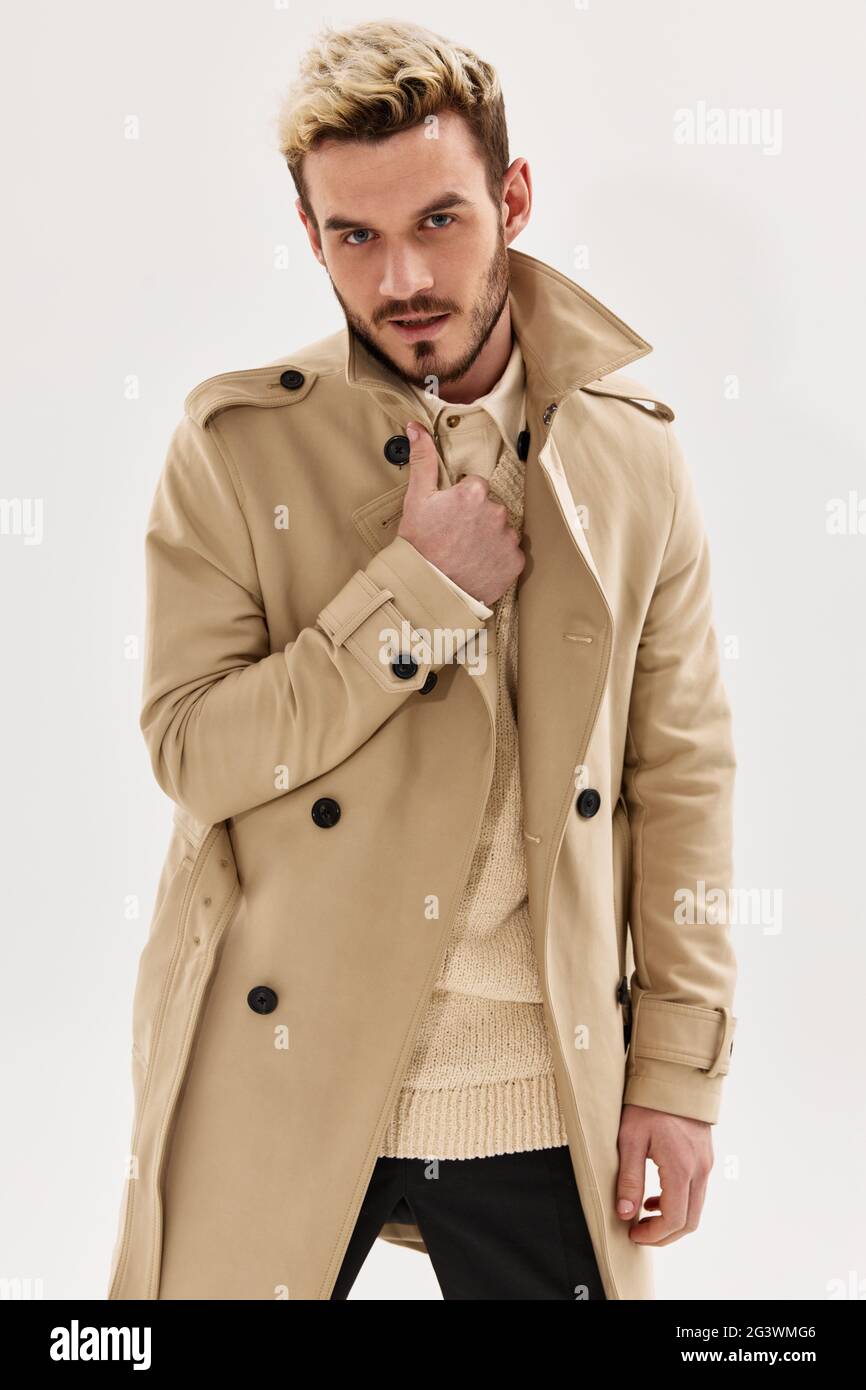 homme beige manteau mode studio court vue style de vie Photo Stock - Alamy