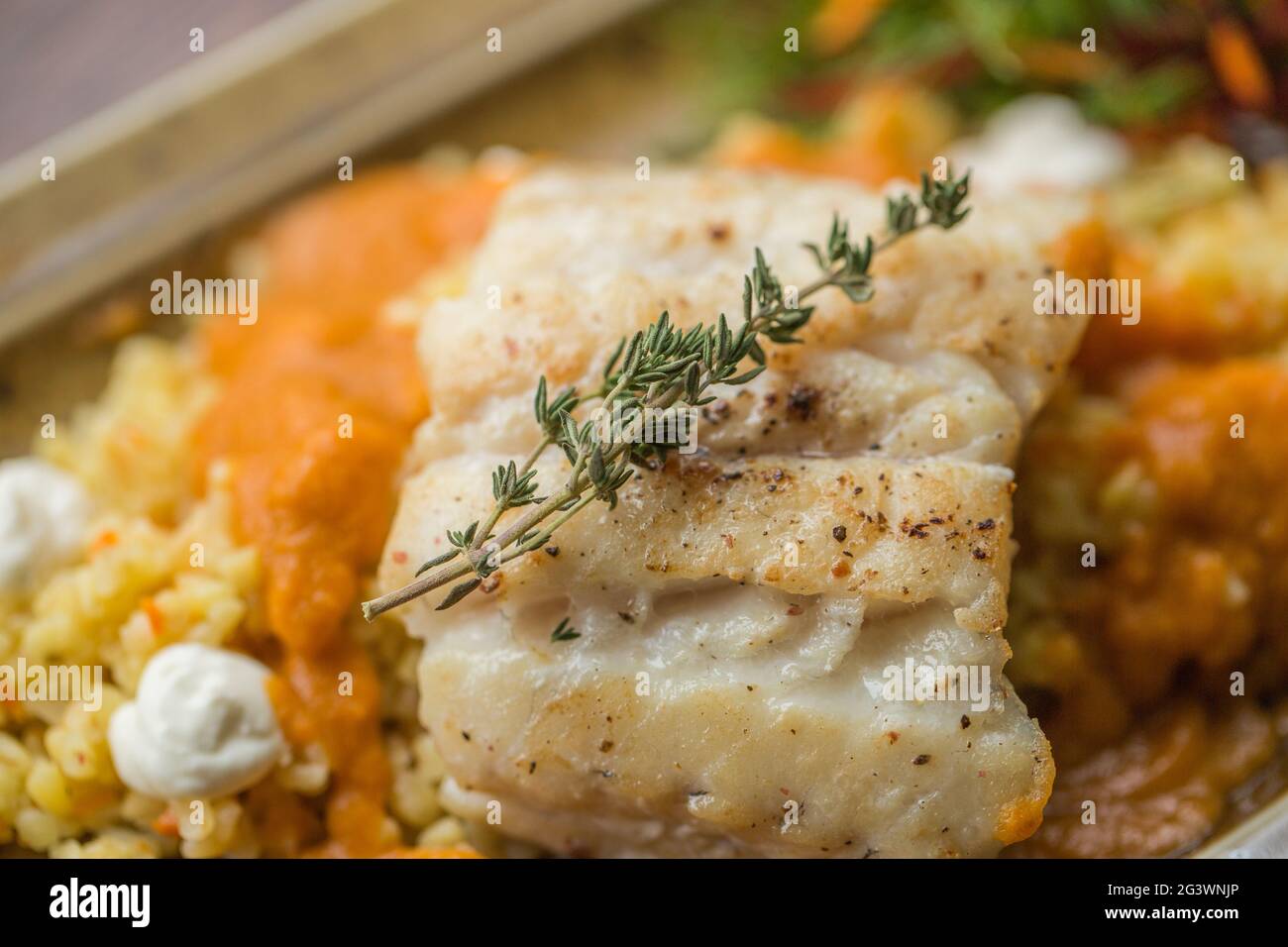 Poisson en pâte avec légumes frais de la ferme. Filet de tilapia dans la pâte. Poisson cuit garni de pommes de terre et de légumes. Banque D'Images