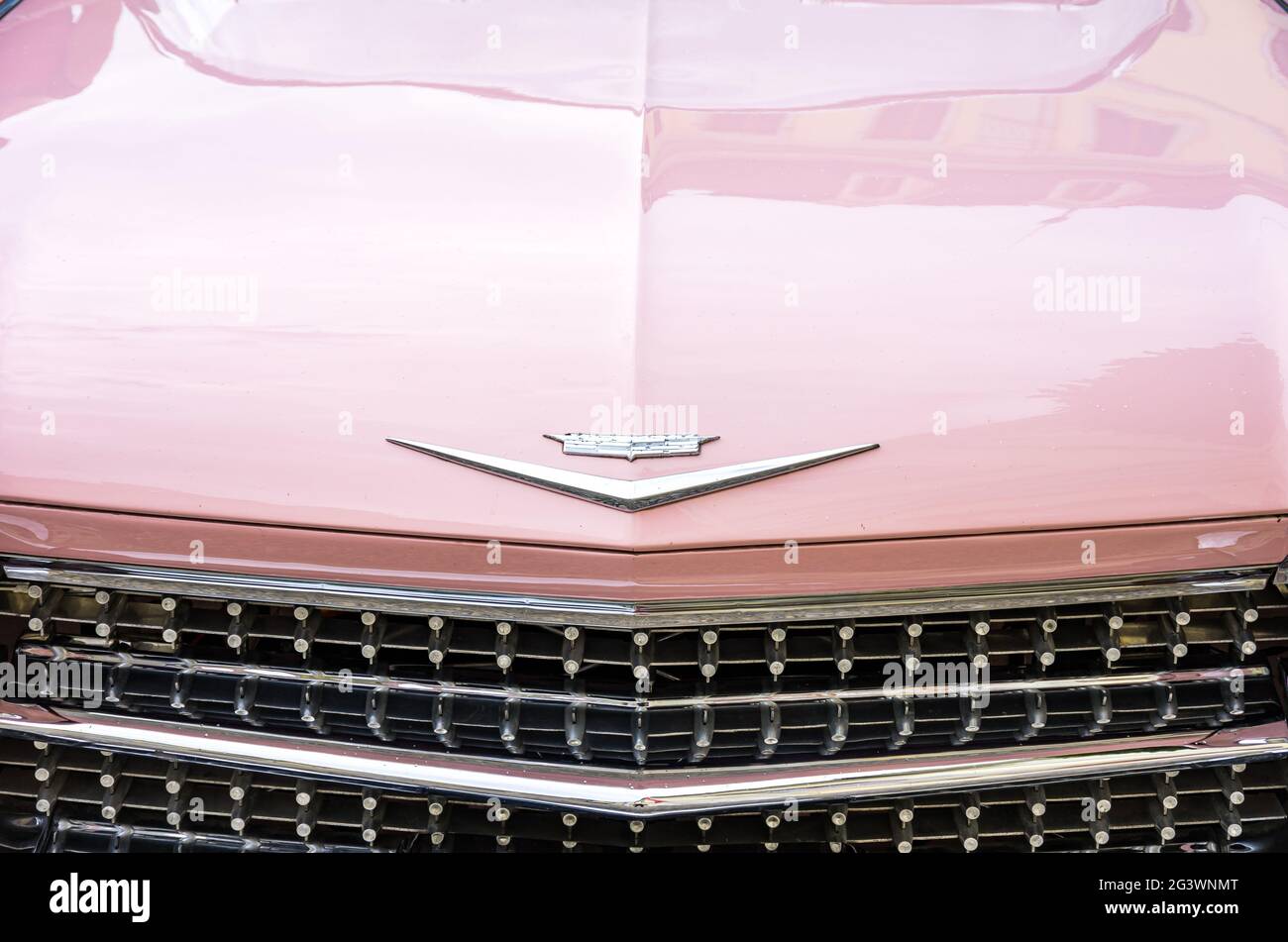 Voiture classique américaine, une Cadillac Berline de ville dans la cour intérieure du Palais résidentiel baroque de Ludwigsburg, Bade-Wurtemberg, Allemagne. Banque D'Images