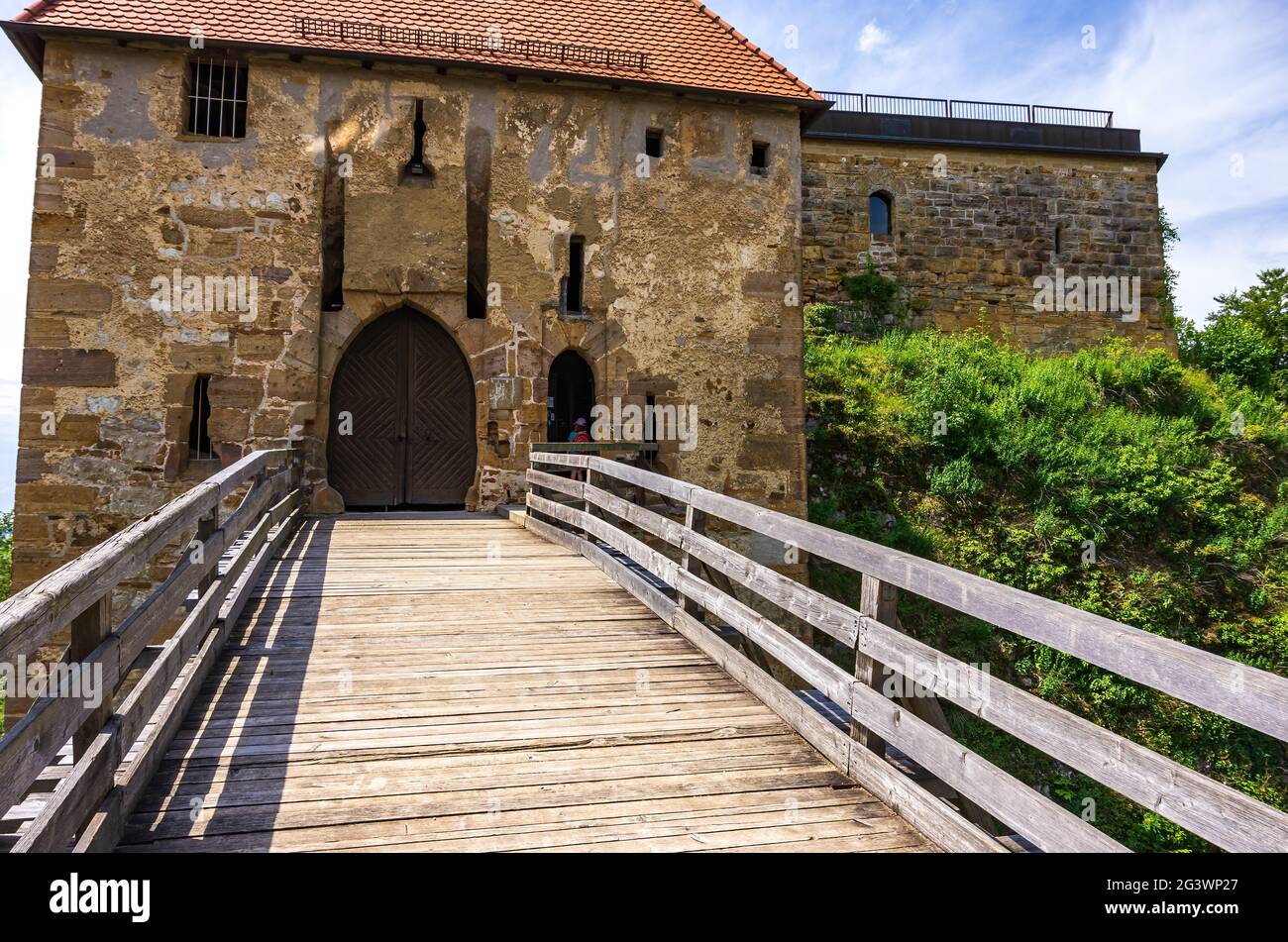 Chemin de pont et portail des ruines du château de Hohenrechberg à Rechberg, un quartier de Schwäbisch-Gmünd, Bade-Wurtemberg, Allemagne. Banque D'Images