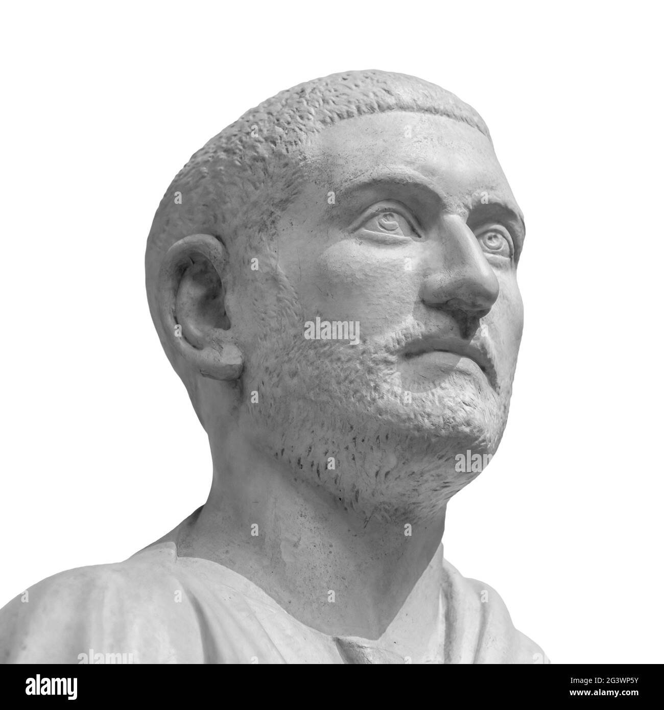Détail tête de la sculpture de l'homme antique. Face en pierre isolée sur fond blanc. Statue en marbre antique de caractère mythique Banque D'Images