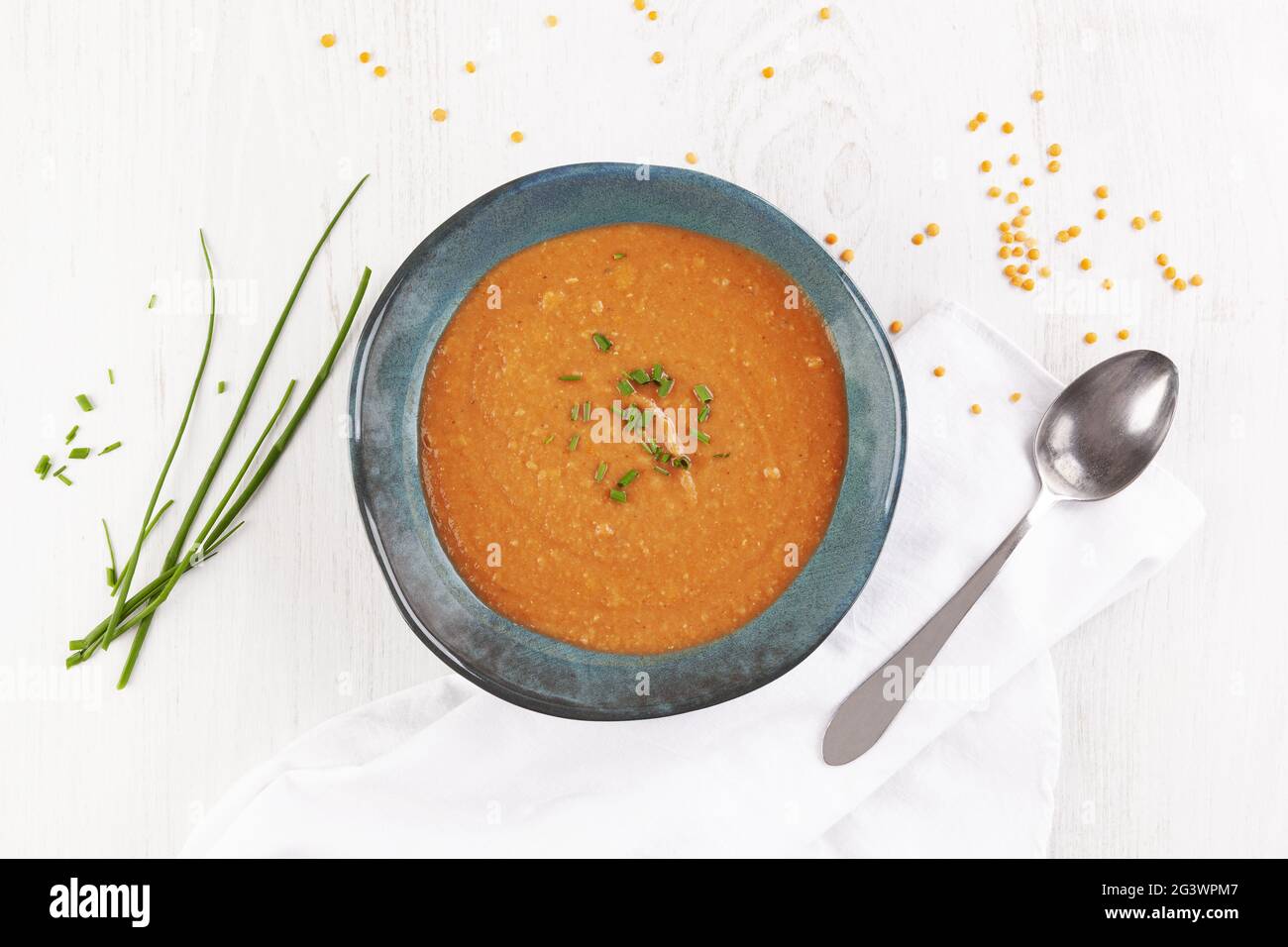 Délicieuse soupe maison à base de lentilles rouges biologiques, de légumes et d'ail. Banque D'Images