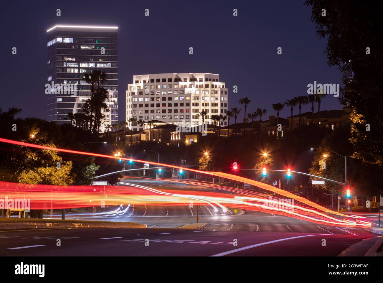 Vue nocturne du trafic en streaming au centre-ville d'Irvine, Californie, États-Unis. Banque D'Images
