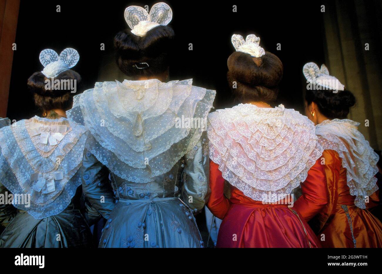 FRANCE. BOUCHES-DU-RHÔNE (13) CAMARGUE. ARLES. TÊTE DES ARLESIENNES AU THÉÂTRE DES ANTIQUITÉS, DÉBUT JUILLET. LA REINE ET SES DEMOISELLES D'HONNEUR PENDANT LES FEAS Banque D'Images