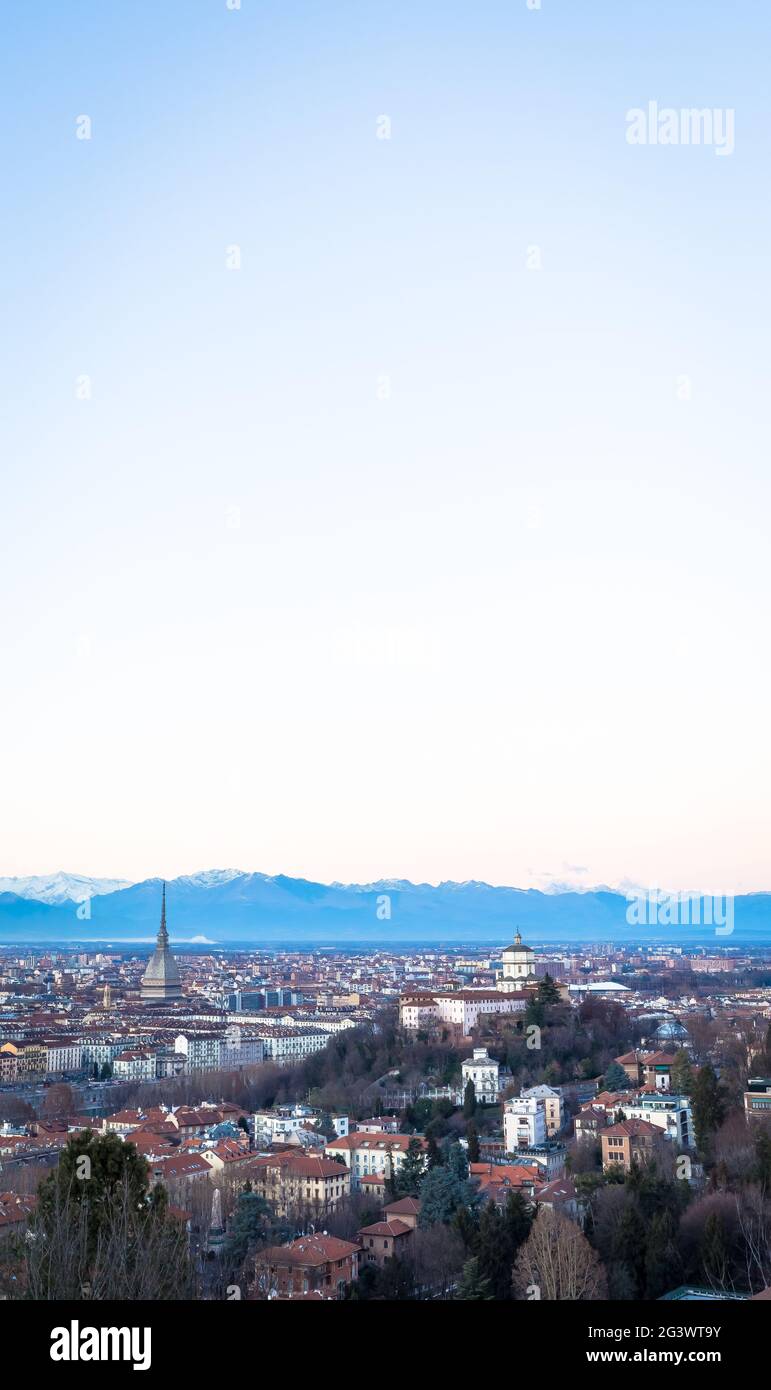 Vue panoramique de Turin au coucher du soleil avec les Alpes en arrière-plan Banque D'Images