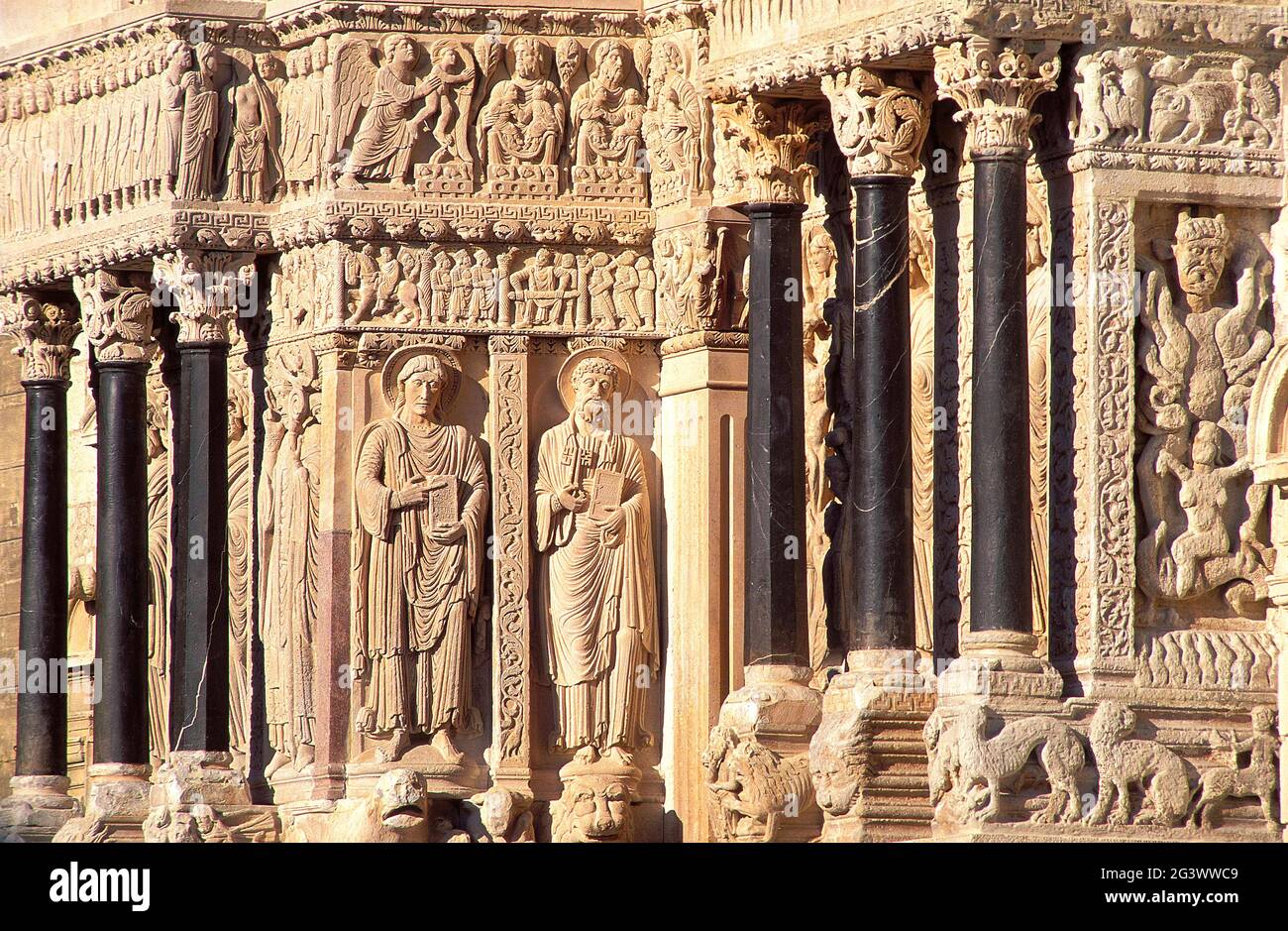 FRANCE. BOUCHES-DU-RHÔNE (13) ARLES. PORTAIL DE L'ÉGLISE STE-TROPHIME Banque D'Images