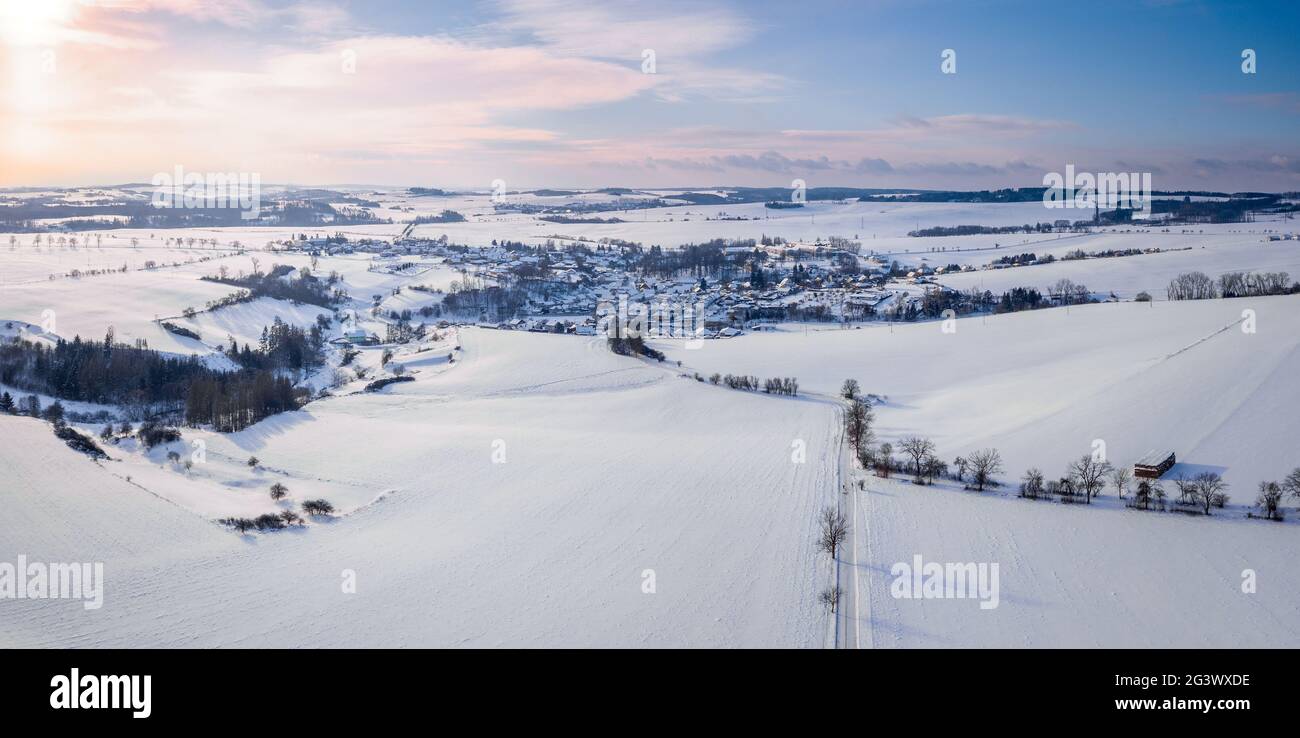 Vue aérienne du village avec bâtiments résidentiels en hiver. Banque D'Images
