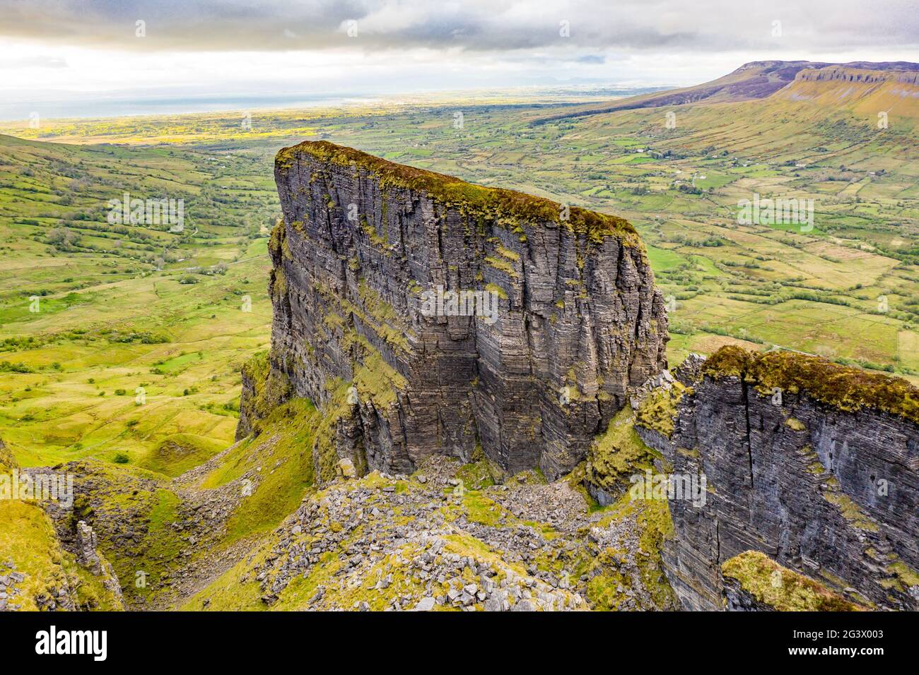 Vue aérienne de la formation rocheuse située dans le comté de Leitrim, Irlande appelé Eagles Rock. Banque D'Images