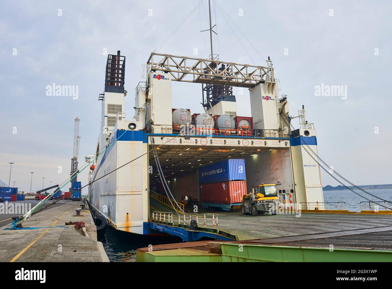 Chargement de conteneurs pour la rampe acses vers le ferry dans le port de Bilbao, Biscay, Bizkaia, pays Basque, Euskadi, Euskal Herria, Espagne, Europe Banque D'Images