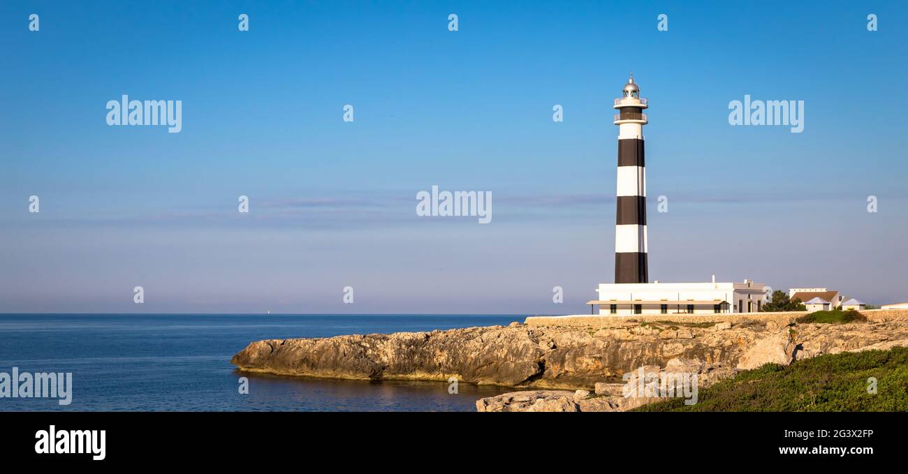 Magnifique phare d'Artrutx au coucher du soleil à Minorque, Espagne Banque D'Images