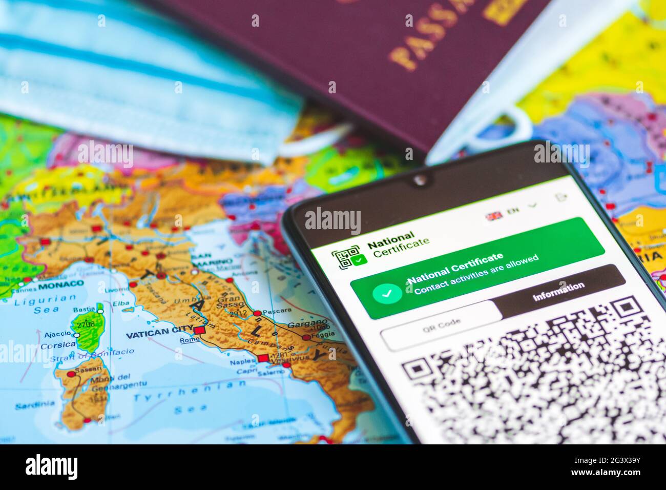 Green ou Covid Pass. Certificat numérique européen Covid-19. Certificat de vaccin Covid ou coronavirus, application passeport avec code QR, passeport, masque et carte Banque D'Images