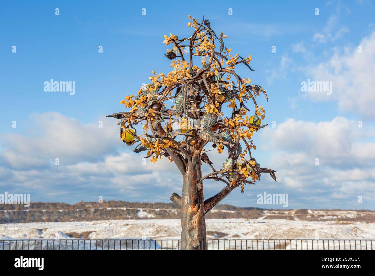 Arbre artificiel en plastique ambre dans la rue Banque D'Images