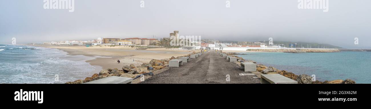Vue sur la plage de Los lances dans le centre-ville de Tarifa, sur le détroit de Gibraltar Banque D'Images