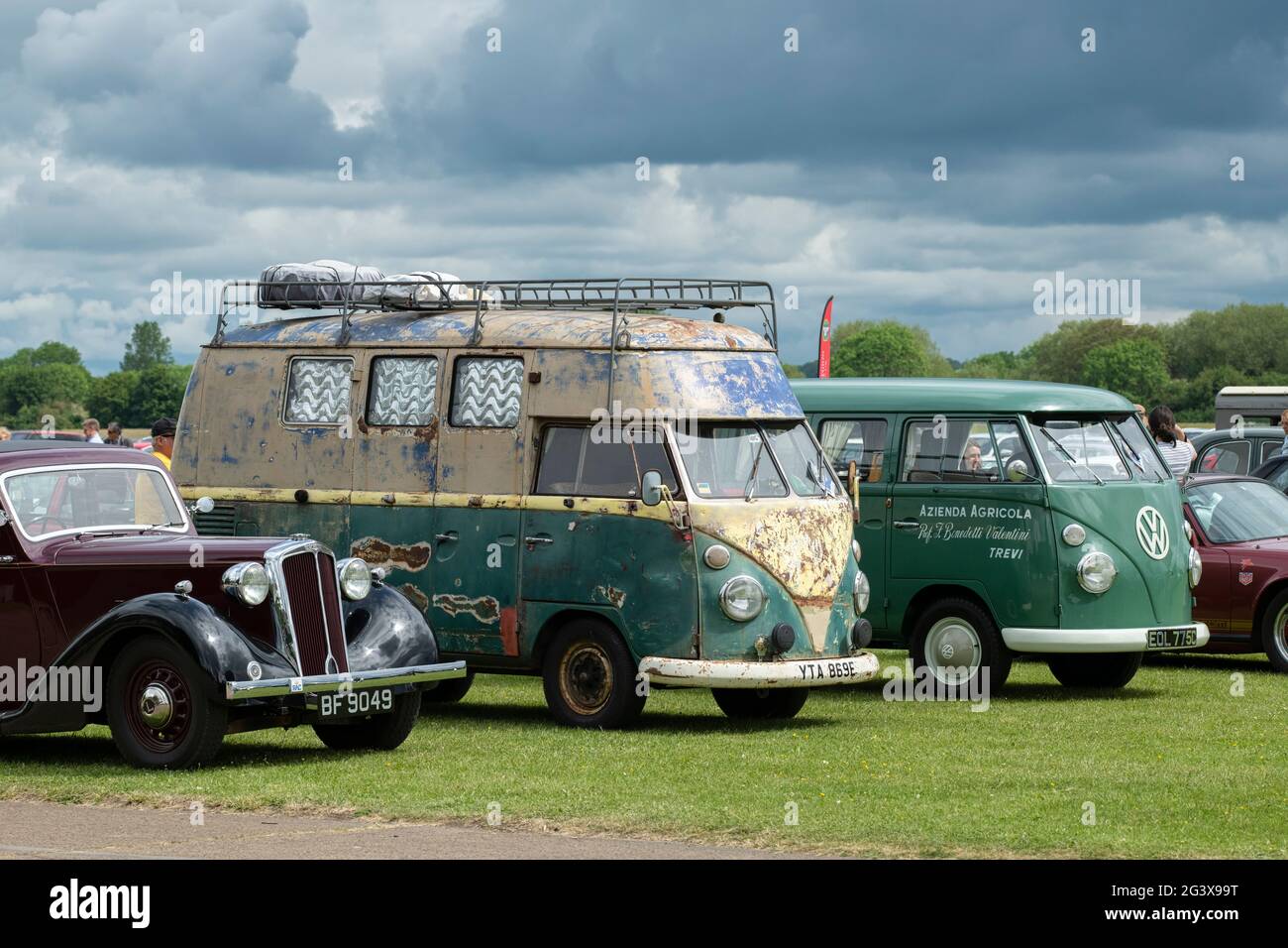Fourgonnette VW Split Screen 1967 et une fourgonnette Volkswagen Camper 1965. Bicester Heritage Center, événement du dimanche. Bicester, Oxfordshire, Angleterre Banque D'Images